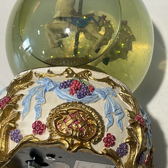 Vintage 1991 Cape Craftsmen Snow globe plays  Carousel Waltz collectible - Picture 7 of 14